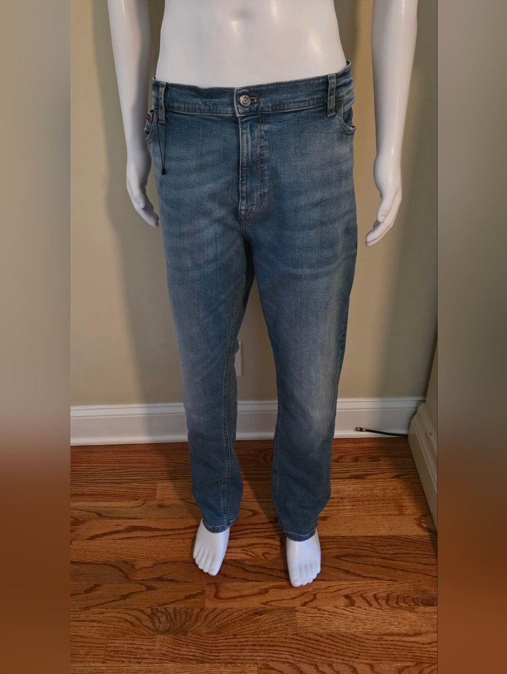 Tommy Hilfiger Scanton Slim Men's Size 42x32 Light Blue Straight-Leg Jeans.